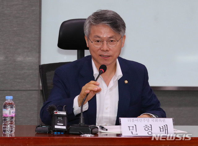 [서울=뉴시스] 장세영 기자 = 토론회를 주최한 민형배 더불어민주당 의원이 14일 서울 여의도 국회 의원회관에서 열린 그린뉴딜 금융지원 특별법 제정 전문가 토론회에 참석해 인사말을 하고 있다.&nbsp; 2020.07.14. photothink@newsis.com