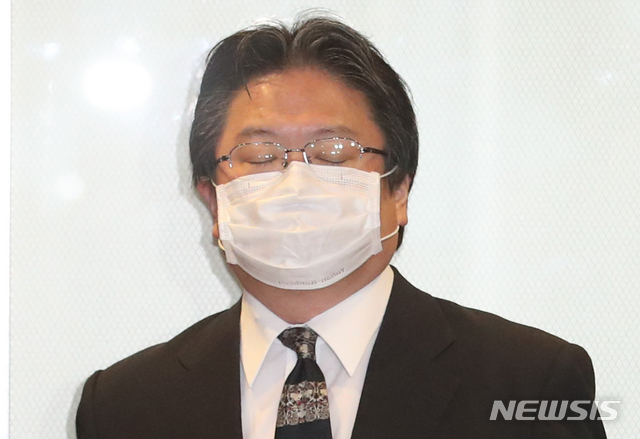 [서울=뉴시스]김명원 기자 =일본 정부가 올해 발간한 '방위백서'를 통해 독도 영유권 억지 주장을 편 가운데 외교부에 초치된 소마 히로히사 주한 일본대사관 총괄공사가 14일 서울 종로구 외교부청에 들어서 엘리베이터를 타고 있다. 일본 정부는 이날 아베 신조 총리 주재로 열린 각의에서 2020년 판 방위백서 '일본의 방위'를 채택했다. 백서에는 "일본 고유 영토인 북방영토와 독도의 영토 문제가 여전히 미해결 상태로 존재한다"고 주장했다. 2020.07.14. kmx1105@newsis.com