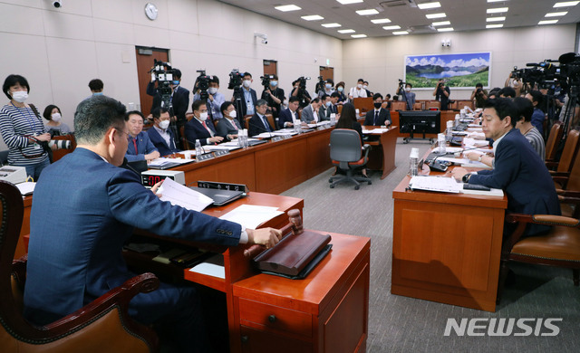 [서울=뉴시스] 김진아 기자 = 송영길 국회 외통위원장이 14일 서울 여의도 국회에서 열린 외교통일위원회 전체회의에서 의사봉을 두드리고 있다. 2020.07.14. bluesoda@newsis.com