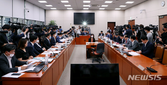 [서울=뉴시스] 김진아 기자 = 송영길 국회 외통위원장이 14일 서울 여의도 국회에서 열린 외교통일위원회 전체회의에서 의사봉을 두드리고 있다. 2020.07.14. bluesoda@newsis.com