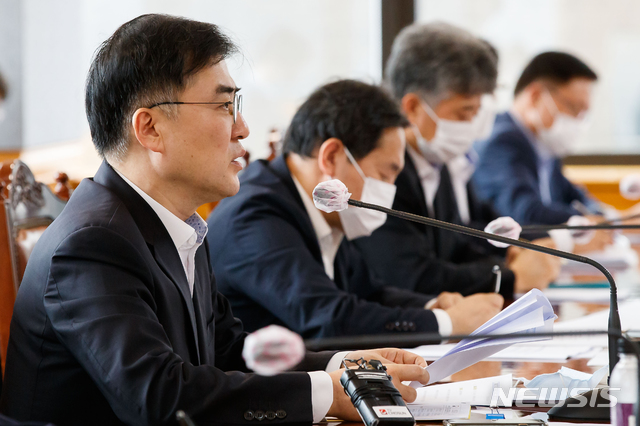 [서울=뉴시스]손병두 금융위원회 부위원장이 14일 서울 중구 은행연합회에서 열린 금융리스크 대응반 회의에 참석해 발언하고 있다. (사진=금융위원회 제공) 2020.07.14.  photo@newsis.com