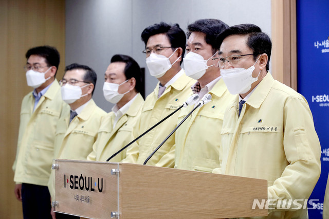 [서울=뉴시스]김병문 기자 = 이동진(오른쪽) 구청장협의회장을 비롯한 구청장들이 14일 오전 서울 중구 서울특별시청 브리핑룸에서 박원순 시장의 궐위에 따른 서울시 구청장협의회 입장문 발표를 하고 있다. 2020.07.14. dadazon@newsis.com