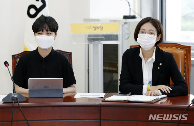 [서울=뉴시스] 최동준 기자 = 정의당 장혜영(오른쪽), 류호정 의원이 14일 서울 여의도 국회에서 의원총회 시작을 기다리고 있다. 2020.07.14. photocdj@newsis.com