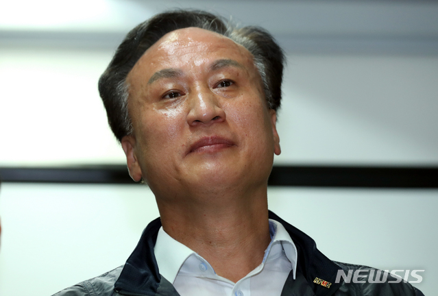 [서울=뉴시스]이윤청 기자 = 배동욱 소상공인연합회(소공연) 회장이 14일 서울 여의도 중소기업중앙회에서 기자회견을 열고 춤판 워크숍 등 논란에 대한 입장 발표 중 눈물을 글썽이고 있다. 2020.07.14. radiohead@newsis.com