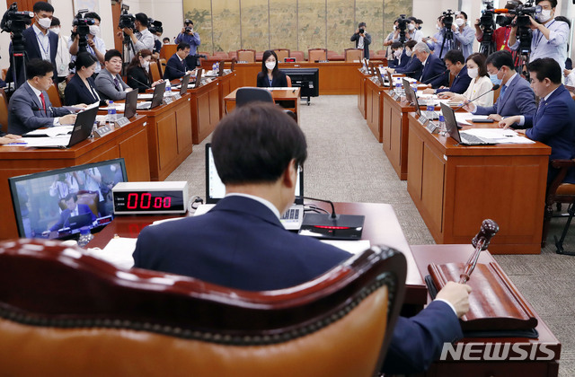 [서울=뉴시스] 최동준 기자 = 도종환 국회 문화체육관광위원회 위원장이 14일 서울 여의도 국회에서 열린 문화체육관광위원회 전체회의에서 회의 진행을 위해 의사봉을 두드리고 있다. 2020.07.14.&nbsp; photocdj@newsis.com