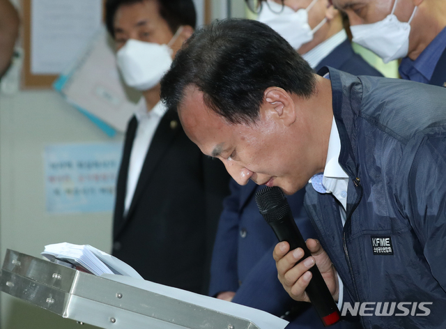 [서울=뉴시스]이윤청 기자 = 배동욱 소상공인연합회(소공연) 회장이 14일 서울 여의도 중소기업중앙회에서 춤판 워크숍 논란 관련 입장발표 기자회견을 열고 고개 숙여 인사하고 있다. 2020.07.14.&nbsp; radiohead@newsis.com