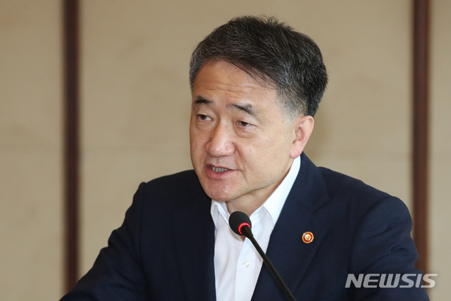 [서울=뉴시스] 조수정 기자 = 박능후 보건복지부 장관이 지난 14일 오후 서울 소공동 웨스틴조선호텔에서 열린 보건복지부-산업통상자원부 바이오공정인력양성사업 공동 추진 업무협약 체결식에서 모두발언 하고 있다. 2020.07.14. chocrystal@newsis.com