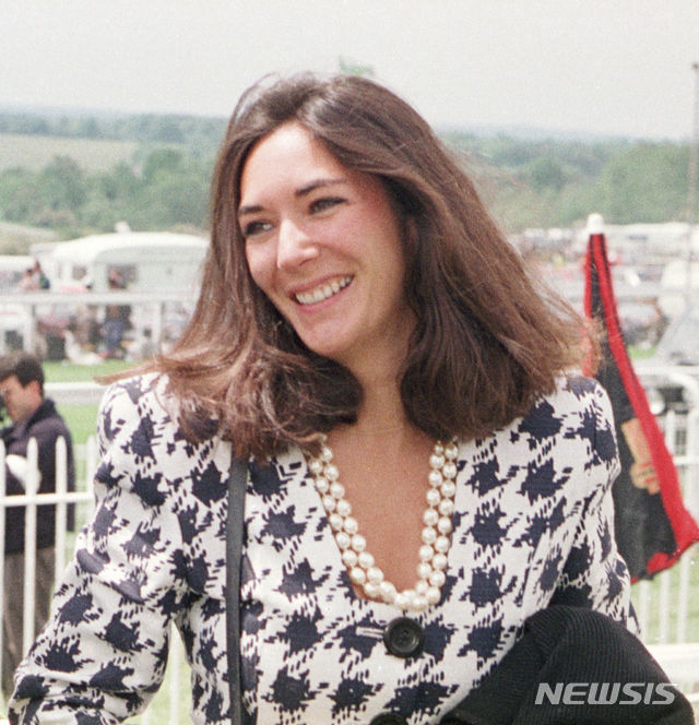[AP/뉴시스] 제프리 엡스타인의 전 여자친구인 기슬레인 맥스웰. 사진은 1991년 6월5일 영국 서리주 엡섬에서 열린 경마 대회에서 촬영한 멕스웰의 모습. 2025.07.30.