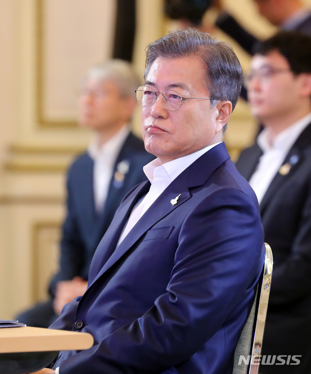 [서울=뉴시스]배훈식 기자 = 문재인 대통령이 14일 청와대 영빈관에서 열린 한국판 뉴딜 국민보고대회(제7차 비상경제회의)에 참석해 오프닝 영상을 보고 있다. 2020.07.14. dahora83@newsis.com