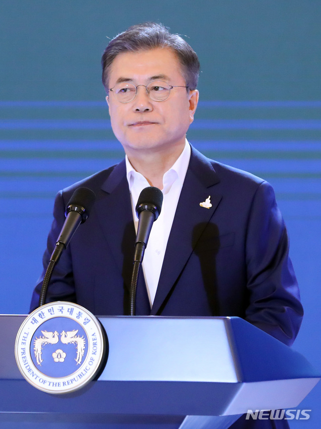 [서울=뉴시스]배훈식 기자 = 문재인 대통령이 14일 청와대 영빈관에서 열린 한국판 뉴딜 국민보고대회(제7차 비상경제회의)에 참석해 기조연설을 하고 있다. 2020.07.14. dahora83@newsis.com