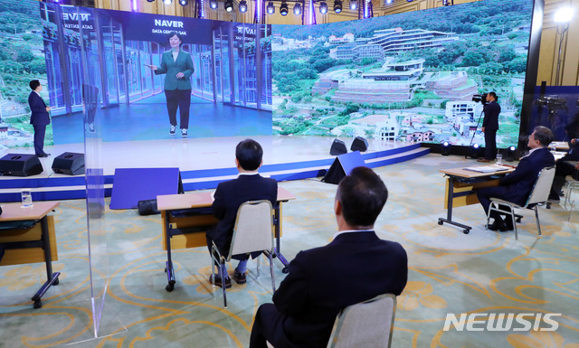 [서울=뉴시스]배훈식 기자 = 문재인 대통령이 14일 청와대 영빈관에서 열린 한국판 뉴딜 국민보고대회(제7차 비상경제회의)에 참석해 동영상으로 연결된 한성숙 네이버 대표의 발언을 듣고 있다. 2020.07.14. dahora83@newsis.com