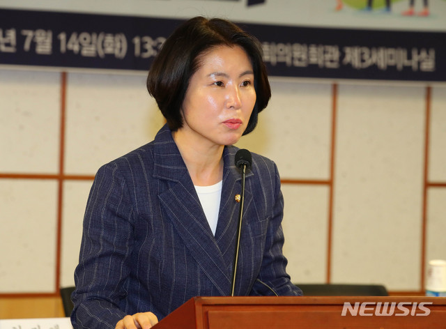 [서울=뉴시스] 장세영 기자 = 토론회를 주최한 김미애 미래통합당 의원이 14일 서울 여의도 국회 의원회관에서 열린 21대 국회 입양정책 마련을 위한 입양가족 대토론회에서 개회사를 하고 있다. 2020.07.14. photothink@newsis.com