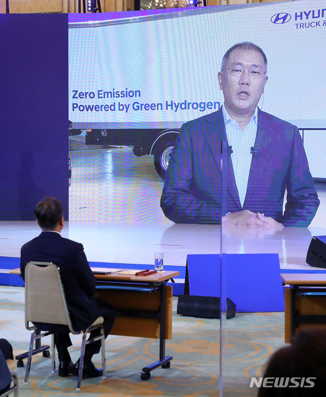 [서울=뉴시스]배훈식 기자 = 문재인 대통령이 14일 청와대 영빈관에서 열린 한국판 뉴딜 국민보고대회(제7차 비상경제회의)에 참석해 동영상으로 연결된 정의선 현대자동차 부회장의 발언을 듣고 있다. 2020.07.14.&nbsp; dahora83@newsis.com