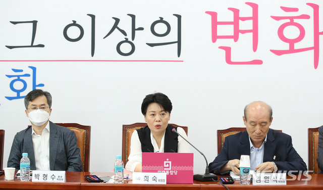 [서울=뉴시스] 김진아 기자 = 윤희숙 미래통합당 경제혁신위원회 위원장이 14일 서울 여의도 국회에서 열린 경제혁신위원회 전체회의에서 발언을 하고 있다. 2020.07.14. bluesoda@newsis.com