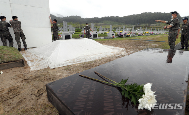 [대전=뉴시스]강종민 기자 = 고(故) 백선엽 장군이 영면할 국립대전현충원 장군2묘역에서 14일 오후 군 장병들이 영결식 준비를 하고 있다. 2020.07.14. ppkjm@newsis.com