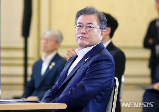 [서울=뉴시스]배훈식 기자 = 문재인 대통령이 14일 청와대 영빈관에서 열린 한국판 뉴딜 국민보고대회(제7차 비상경제회의)에 참석해 홍남기 경제부총리 겸 기획재정부 장관의 한국판 뉴딜 종합계획 발표를 듣고 있다. 2020.07.14.&nbsp; dahora83@newsis.com