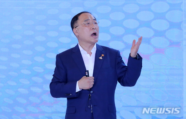 [서울=뉴시스]배훈식 기자 = 홍남기 경제부총리 겸 기획재정부 장관이 14일 청와대 영빈관에서 열린 한국판 뉴딜 국민보고대회(제7차 비상경제회의)에 참석해 한국판 뉴딜 종합계획을 발표하고 있다. 2020.07.14. dahora83@newsis.com