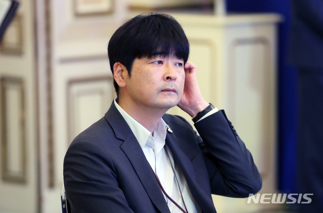 [서울=뉴시스]배훈식 기자 = 탁현민 청와대 의전비서관이 14일 청와대 영빈관에서 열린 한국판 뉴딜 국민보고대회(제7차 비상경제회의)에 참석해 문재인 대통령의 기조연설을 듣고 있다. 2020.07.14.&nbsp; dahora83@newsis.com