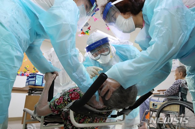 [서울=뉴시스]성동구 관계자가 14일 오후 서울 성동구 이암요양원에서 건강취약 어르신들의 신종 코로나바이러스 감염증(코로나19) 위험 사전차단을 위해 검체를 채취하고 있다. (사진=성동구 제공) 2020.07.14.&nbsp; photo@newsis.com
