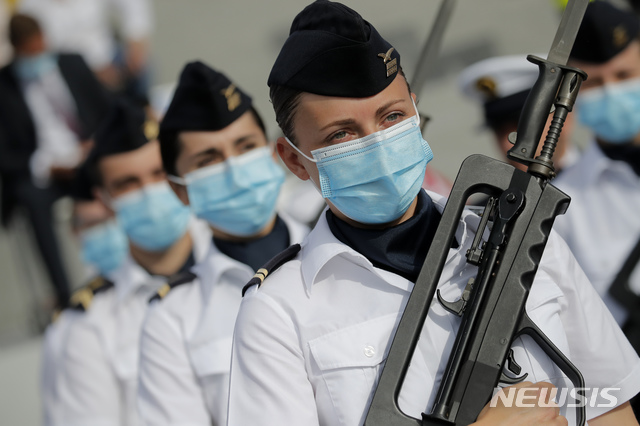 [파리=AP/뉴시스]프랑스 대혁명 기념일(바스티유 데이)인 14일(현지시간) 파리 샹젤리제 거리에서 파마스 소총에 착검한 군인들이 마스크를 쓰고 퍼레이드 준비를 하고 있다. 프랑스 정부는 해마다 파리에서 성대히 열리던 바스티유 데이 기념 퍼레이드를 올해는 간호사, 구급차 운전사, 슈퍼마켓 계산원 등 신종 코로나바이러스 감염증(코로나19)과 맞서 싸운 영웅들을 기리고 축하하는 행사로 기획된다고 밝혔다. 2020.07.14
