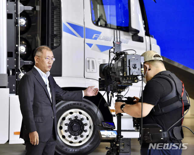 [서울=뉴시스]정의선 현대자동차그룹 수석부회장이 14일 청와대 영빈관에서 진행된 한국판 뉴딜 국민보고대회에 동영상으로 참여, 발표를 하고 있다. (사진=현대자동차그룹 제공) 2020.07.14. photo@newsis.com