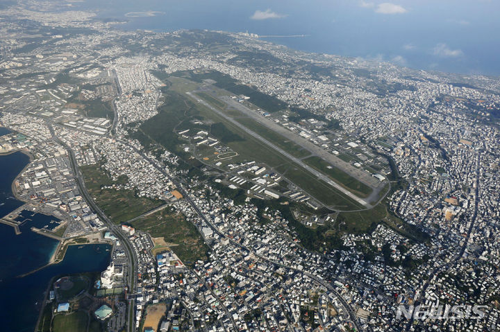 [오키나와=AP/뉴시스]주일미군의 비행장 이전 계획을 둘러싸고 오키나와현이 정부에게 낸 소송에서, 오키나와현의 패소가 확실시됐다. 내달4일 일본 정부의 승소 판결이 내려질 전망이다. 사진은 2015년 10월 일본 오키나와현 기노완 소재 미군의 후텐마 기지 모습. 2023.08.25.