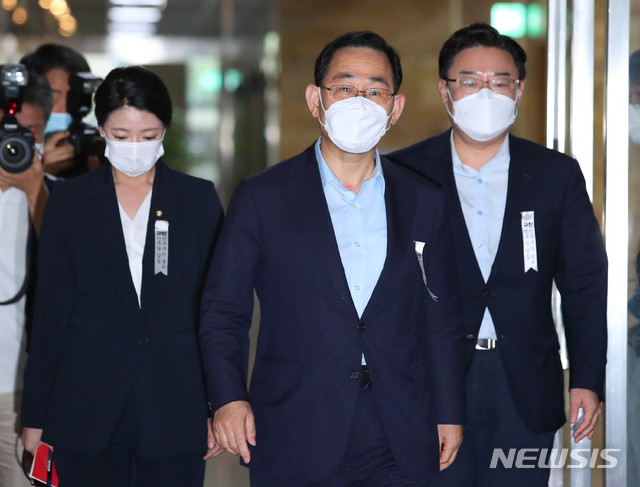 [서울=뉴시스] 장세영 기자 = 미래통합당 주호영 원대대표, 김성원 원내수석부대표, 배현진 원내대변인이 14일 서울 여의도 국회에서 열린 여야 원내대표회동에 참석하고 있다. 2020.07.14. photothink@newsis.com