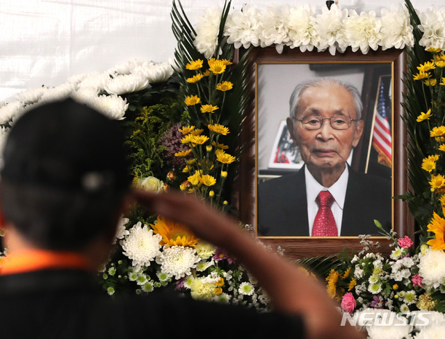 [서울=뉴시스]전진환 기자 = 고 백선엽 장군(예비역 육군대장)의 영결식을 하루 앞둔 14일 밤 서울 종로구 광화문광장에 마련된 시민분향소에 조문객이 이어지고 있다. 2020.07.14.&nbsp; amin2@newsis.com