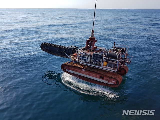 [서울=뉴시스]국내 기술로 개발된 트랙기반 중작업용 수중건설로봇(URI-R)