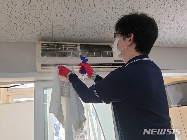 [울산=뉴시스]에어컨 필터 청소하는 울산 남구 OK생활민원기동대. (사진=울산 남구 제공) photo@newsis.com