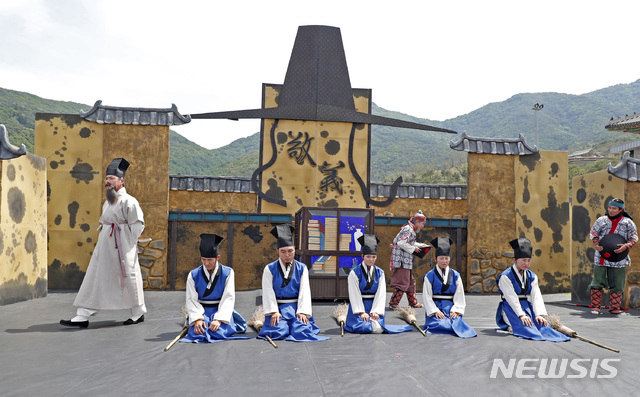 [산청=뉴시스] 산청 동의보감촌 상설 마당극 남명 조식 공연 장면.