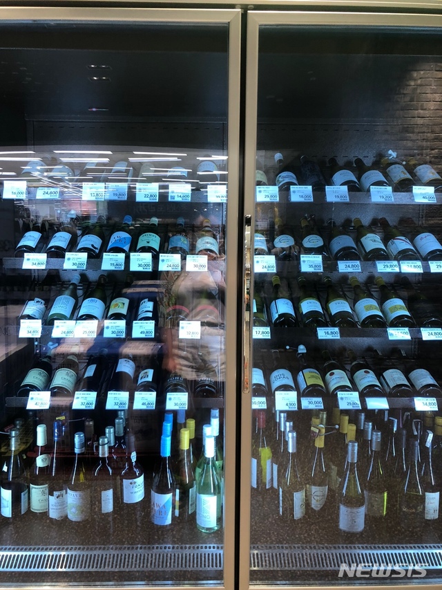 [서울=뉴시스] 이마트는 최근 리뉴얼 오픈하는 점포에도 '킬링 포인트'를 만드는 데 주력하고 있다. 강릉점의 경우 휴가철 피서객들을 상대로 주류 매장을 강화했다. 소비자들이 구매하자마자 바로 적정 온도로 음용할 수 있도록 화이트 와인을 냉장 진열한 것이 특징이다. (사진=이마트 제공)