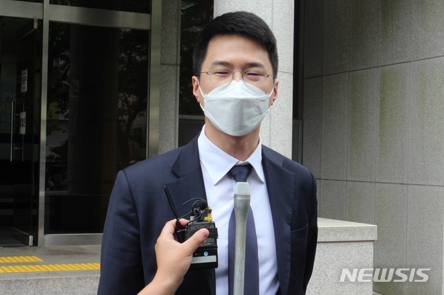 [제주=뉴시스] 양영전 기자 = 전 남편과 의붓아들 살해 혐의를 받는 고유정의 항소심 선고공판이 열린 15일 의붓아들 측 변호를 맡은 이정도 변호사가 취재진에게 재판 내용을 설명하고 있다. 2020.07.15. 0jeoni@newsis.com