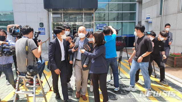 [서울=뉴시스] 정윤아기자=고한석 고(故) 박원순 서울시장의 비서실장이 15일 오전 9시부터 3시간반동안 서울 성북경찰서에서 참고인 신분으로 조사를 받았다. 고 비서실장은 박 시장이 실종되기 직전 공관에서 마지막으로 이야기를 나눴던 인물로 전해진다. 