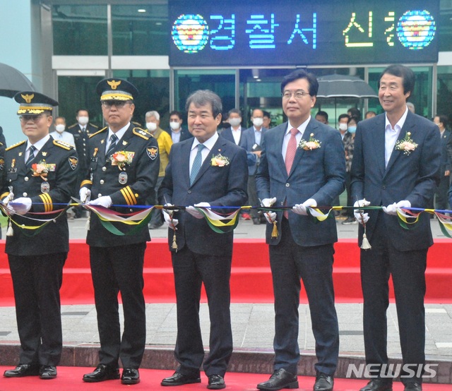 [김천=뉴시스] 박홍식 기자 = 15일 오전 경북 김천시 율곡동 김천경찰서 신청사 준공식에서 우지완(왼쪽부터) 김천경찰서장, 박건찬 경북경찰청장, 김충섭 김천시장, 미래통합당 송언석 국회의원, 이우청 김천시의회 의장이 테이프 커팅을 하고 있다. 2020.07.15&nbsp; phs6431@newsis.com 