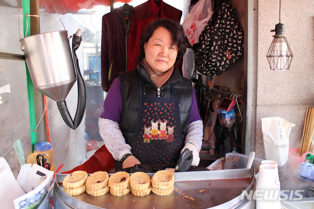 [영동=뉴시스] 김재광 기자 = 충북 영동에서 '사랑의 풀빵 아줌마'로 불리는 이문희(58·양강면 마포리)씨가 15일 국민포장을 받았다.(사진=영동군 제공)2020.07.15 photo@newsis.com 