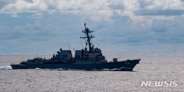 [서울=뉴시스] 미군 알베이버크급 구축함인 랄프 존슨함(DDG-114)이 22일 대만해협을 통과했다. 랄프 존슨함 자료사진. 2024.08.22