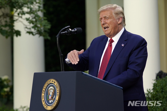 [워싱턴=AP/뉴시스]도널드 트럼프 미국 대통령이 14일(현지시간) 워싱턴 백악관의 로즈가든에서 기자회견을 하고 있다. 트럼프 대통령은 이 자리에서 홍콩에 대한 특별지위 박탈 행정명령과 중국 관리 제재 법안에 서명했다고 밝혔다. 그는 "앞으로 홍콩은 중국 본토와 같은 취급을 받을 것"이라며 "아무런 특혜도 혜택도 없을 것"이라고 강조했다. 2020.07.15 