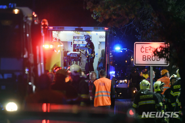 [프라하= AP/뉴시스]체코 프라하 부근 체스키 브로드에서 14일(현지시간) 밤에 일어난 열차 충돌사고로 다친 사람들을 구조대가 구급차량으로 옮기고 있다.&nbsp;&nbsp; 