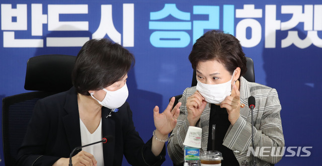 [서울=뉴시스] 김진아 기자 = 진선미 국회 국토교통위원장과 김현미 국토교통부 장관이 15일 서울 여의도 국회 의원회관에서 열린 부동산 대책 당정협의에서 대화를 나누고 있다. 2020.07.15. bluesoda@newsis.com