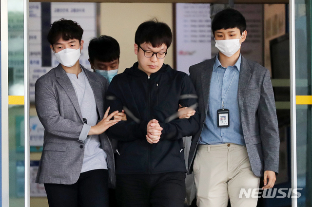[서울=뉴시스] 박미소 기자 = 텔레그램 성착취 '박사방' 조주빈의 범행을 도운 혐의를 받고 있는 남경읍이 지난 7월15일 오전 서울 종로경찰서에서 검찰에 송치되고 있다. 2020.07.15. misocamera@newsis.com