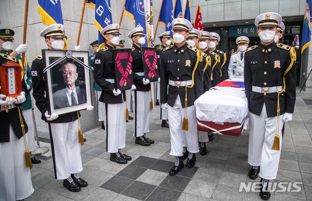 [서울=뉴시스]사진공동취재단 = 15일 오전 서울 송파구 서울아산병원 장례식장에서 고 백선엽 장군의 영결식이 끝나고 영현봉송을 하고 있다. 2020.07.15.&nbsp; photo@newsis.com