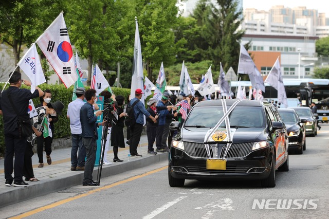 [서울=뉴시스]사진공동취재단 = 15일 오전 서울 송파구 서울아산병원에서 열린 고(故) 백선엽 장군 영결식을 마친 뒤 고인의 운구차가 빠져나가고 있다. 2020.07.15. photo@newsis.com