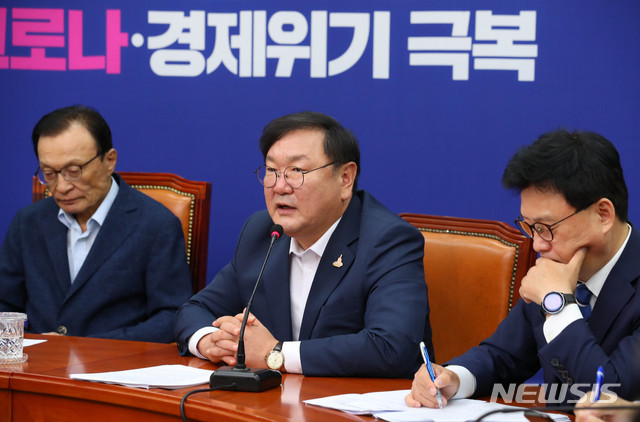 [서울=뉴시스] 장세영 기자 = 김태년 더불어민주당 원내대표가 15일 서울 여의도 국회에서 열린 더불어민주당 최고위원회의에 참석해 현안관련 발언을 하고 있다. 2020.07.15. photothink@newsis.com