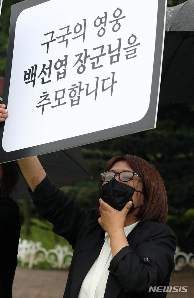 [대전=뉴시스]추상철 기자 =고 백선엽 장군 현충원 안장을 지지하는 시민이 15일 오전 고 백선엽 예비역 육군 대장의 안장식을 앞둔 대전 유성구 국립대전현충원에서 피켓시위를 하고 있다. 2020.07.15.&nbsp; scchoo@newsis.com