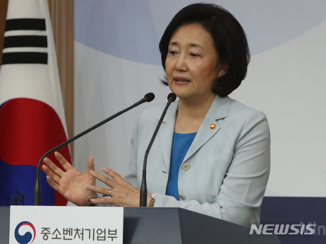 [서울=뉴시스]김명원 기자 = 박영선 중소벤처기업부 장관이 15일 오전 서울 종로구 정부서울청사 브리핑실에서 대한민국 동행세일 결산 브리핑을 하고 있다. 2020.07.15. kmx1105@newsis.com