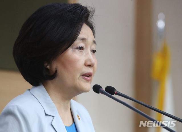 [서울=뉴시스]김명원 기자 = 박영선 중소벤처기업부 장관이 15일 오전 서울 종로구 정부서울청사 브리핑실에서 대한민국 동행세일 결산 브리핑을 하고 있다. 2020.07.15.&nbsp; kmx1105@newsis.com 