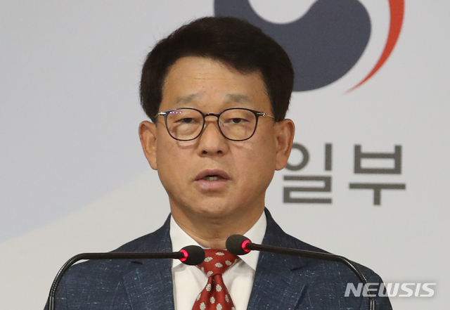 [서울=뉴시스]김명원 기자 = 여상기 통일부 대변인이 15일 오전 서울 종로구 정부서울청사 합동브리핑실에서 현안관련 정례브리핑을 하고 있다. 2020.07.15.&nbsp; kmx1105@newsis.com