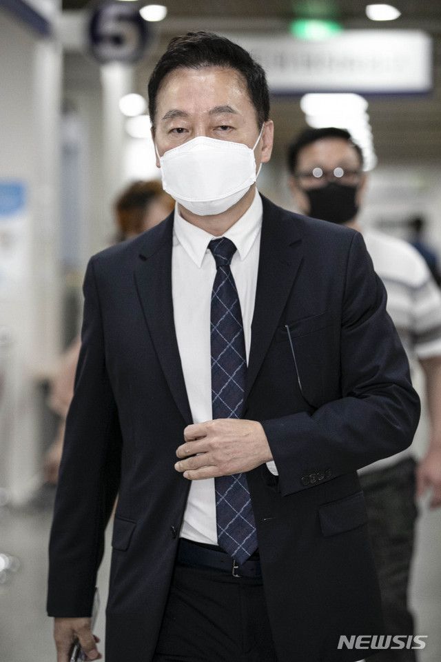 [서울=뉴시스] 빅민석 기자 = '성추행 보도 반박 명예훼손' 혐의를 받는 정봉주 전 의원이 15일 오전 항소심 2차 공판에 출석하기 위해 서울 서초구 서울고등법원으로 들어서고 있다. 2020.07.15. mspark@newsis.com