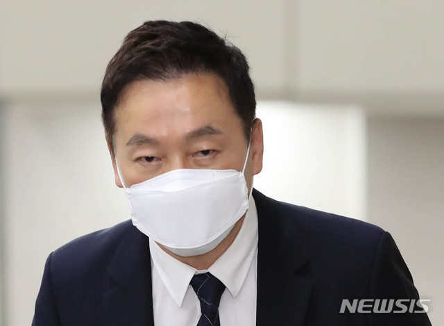 [서울=뉴시스] 빅민석 기자 = '성추행 보도 반박 명예훼손' 혐의를 받는 정봉주 전 의원이 15일 오전 항소심 2차 공판에 출석하기 위해 서울 서초구 서울고등법원으로 들어서고 있다. 2020.07.15. mspark@newsis.com